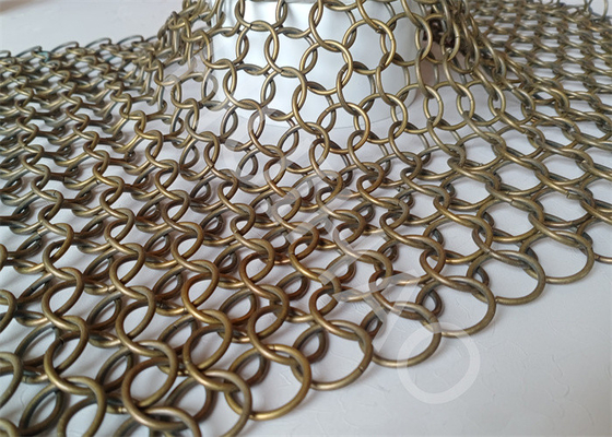 Progettazione e produzione di tende in rete metallica con anelli in acciaio inossidabile